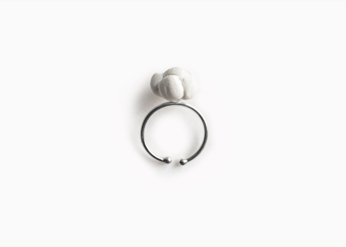 Anillo Haeri de bola blanca