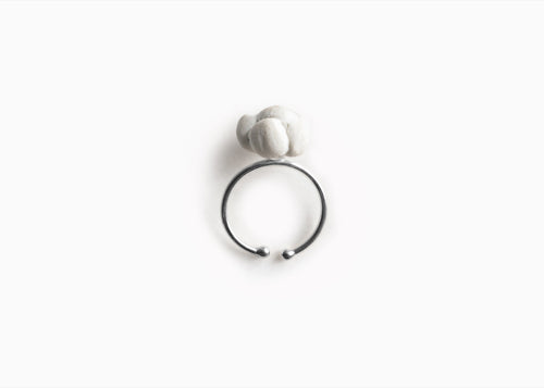 Anillo Haeri de bola blanca